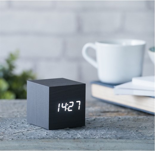 Gingko Cube Click Clock vækkeur i sort - KoZmo Design Store